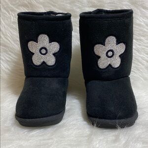🌹No Brand Faux Suede Toddler Boots with Silver Flower Design